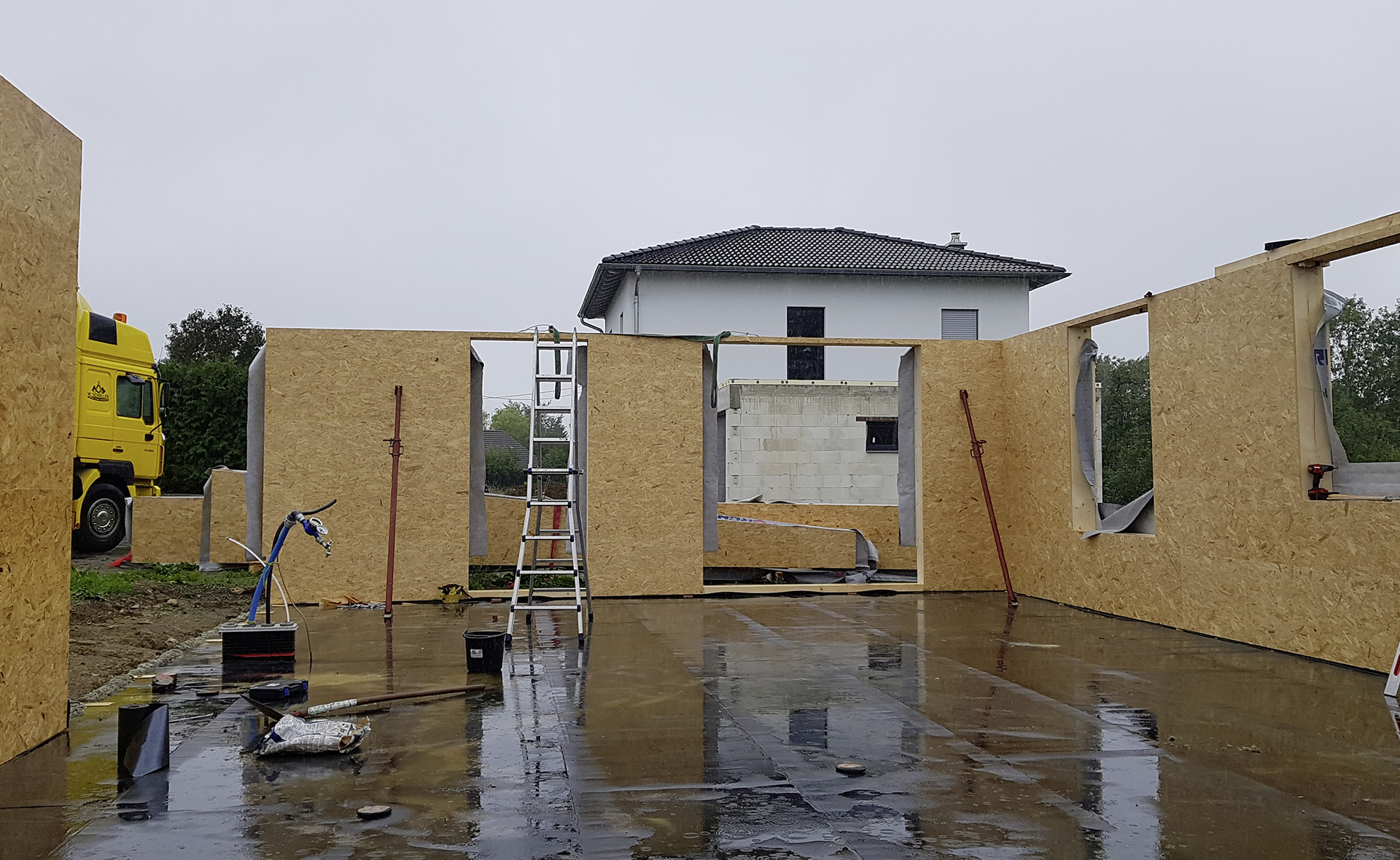 Holzhaus - aufstellen auf der Baustelle
